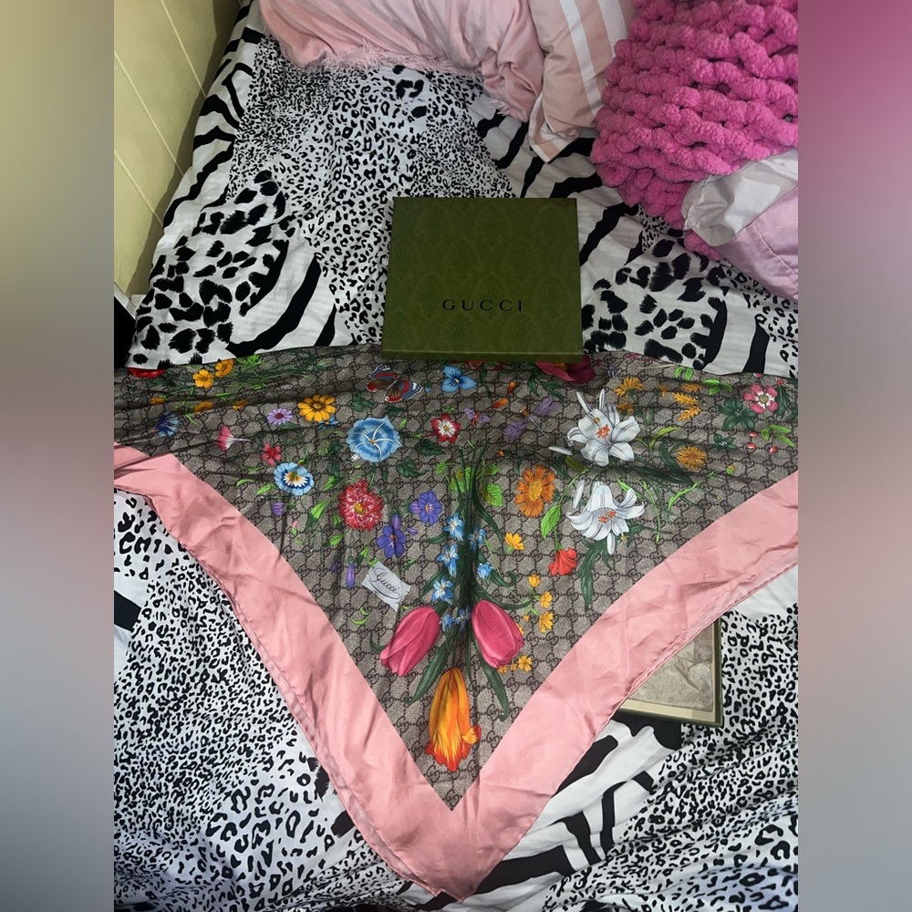 Flower silk Gucci scarf